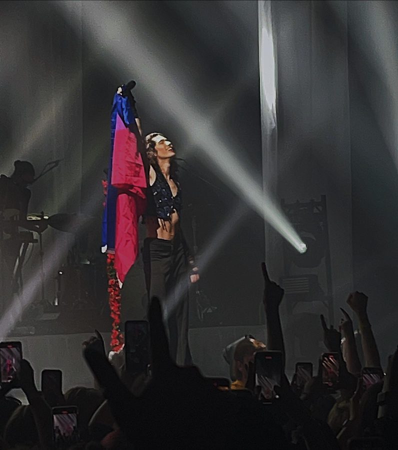 Gray+holding+a+pride+flag+during+his+song+People+Watching