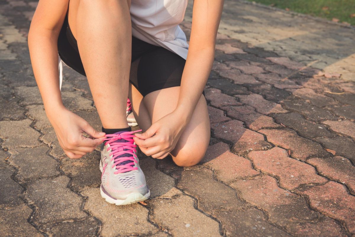 Students who want to improve their mental health can utilize their local gym or don a pair of running shoes to work out. Regular exercise has been shown to not only improve cardiovascular and physical health, but also mental health, as well. Photo from Pexels